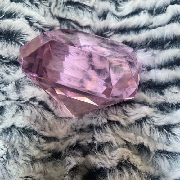 Pink crystal paperweight - pyramid / diamond shaped❤️ - Picture 4 of 5